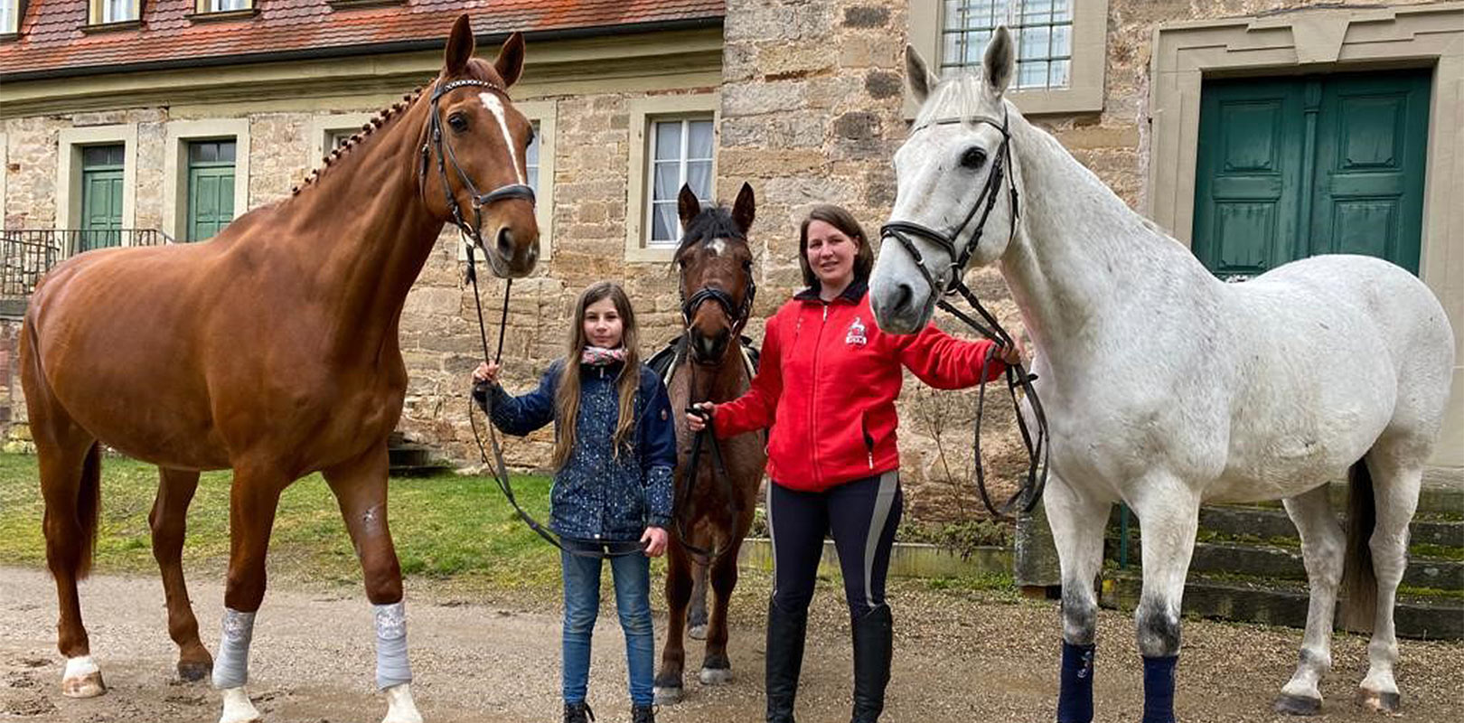 Reitlehrerin Christina Seufert mit Ihrer Tochter und drei unserer Vereinspferde